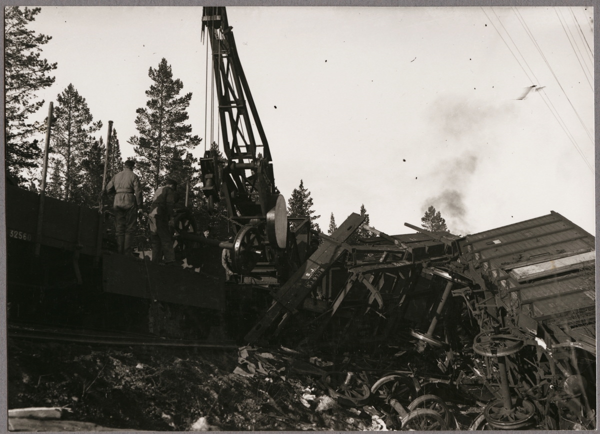 Nedmontering av godsvagnar efter olycka med hjälp av en lyftkran mellan Gastsjön och Kälarne i Jämtland på 1920-talet.