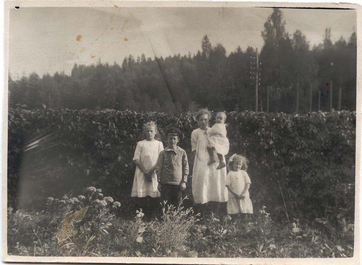 Alla fem barnen till Per Erik och Tekla Andersson i Långsjön står uppställda för fotografen. Från vänster: Astrid, Ingemar, Ingrid, lilla Ingeborg och Sigrid "Siri".