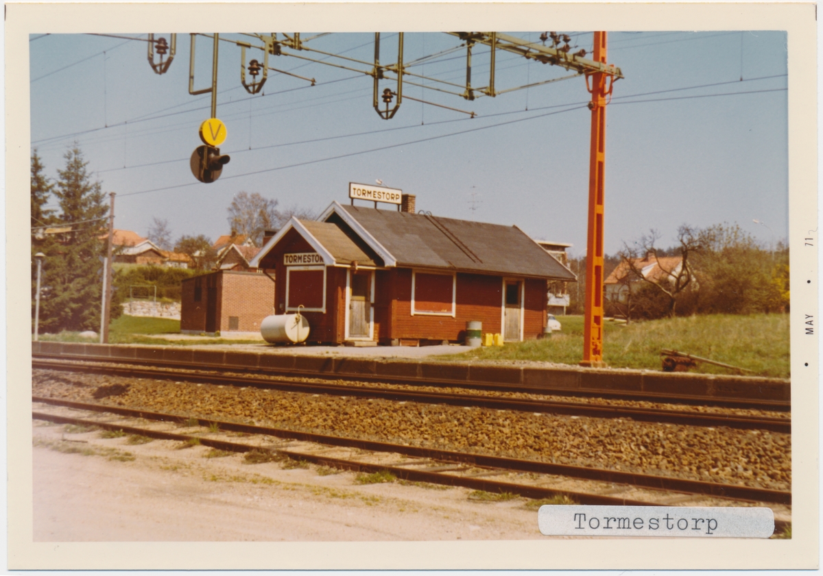 Tormestorp station 7/5 1971. Statens Järnvägar, SJ. Stationen öppnades 1858. Var hållplats till 1960. Stationshuset byggdes 1960. Banan elektrifierades 1933. Banan lades ner 1968.