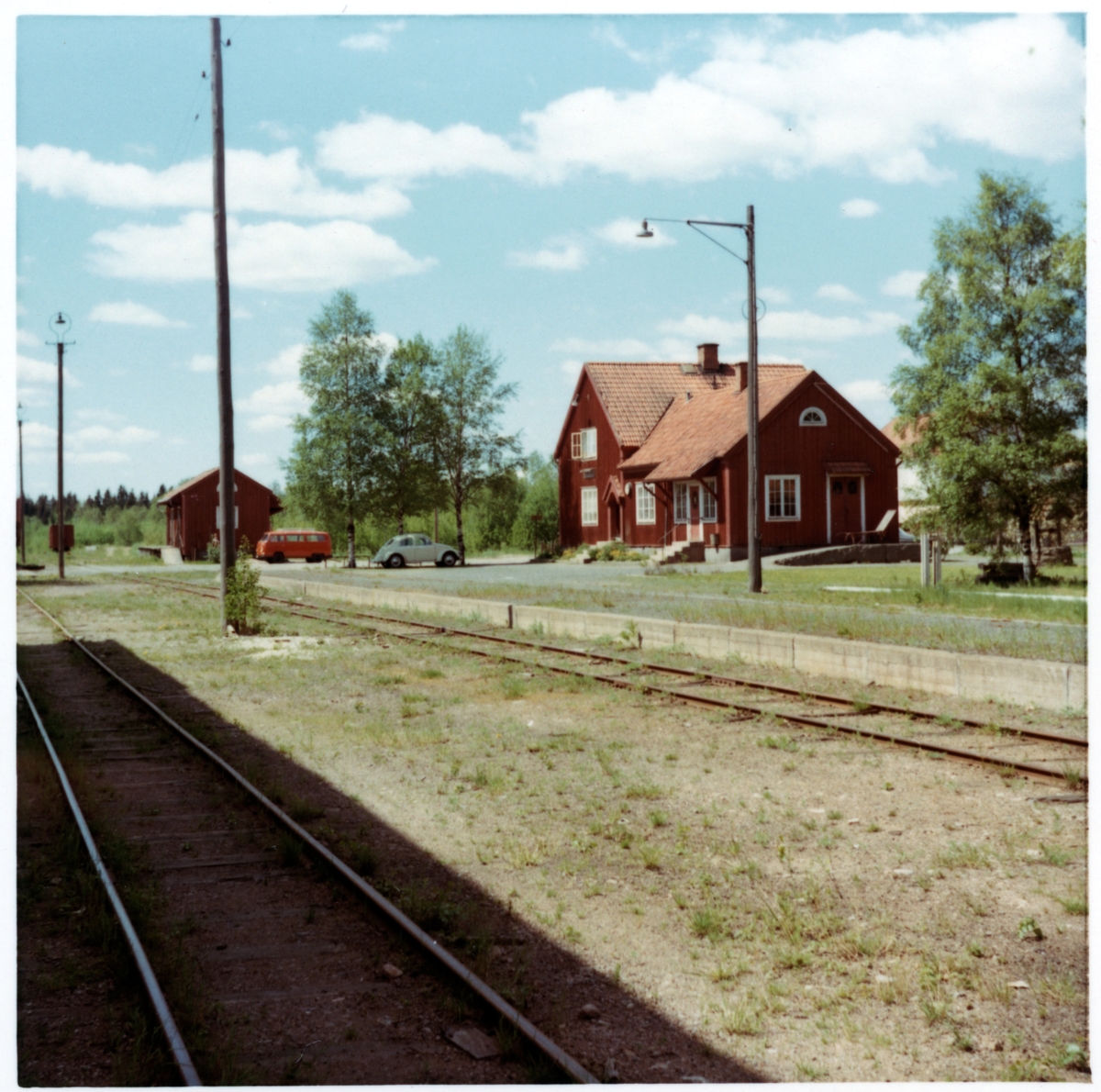 Station anlagd 1922. Envånings stationshus i trä, byggt i vinkel.