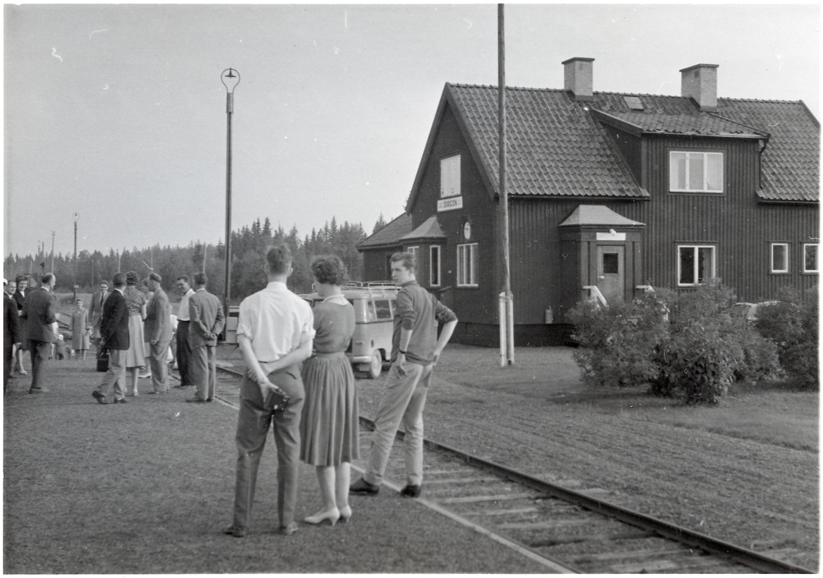 Vid Sörsjöns station.