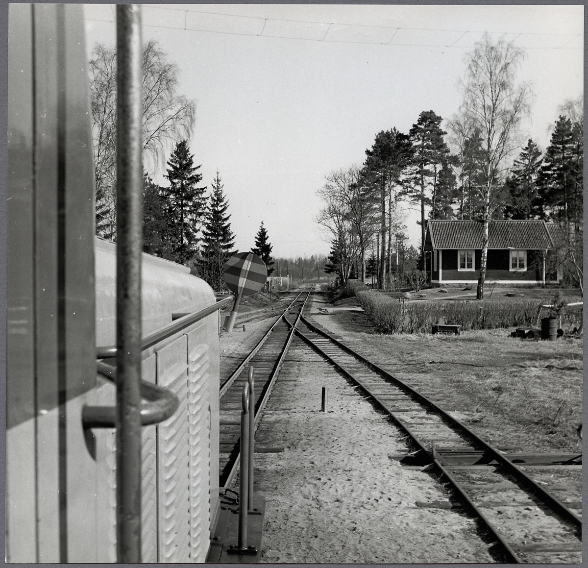Fordon på bilden är troligen Stockholm-Roslagens Järnvägar, SRJ Z 3.