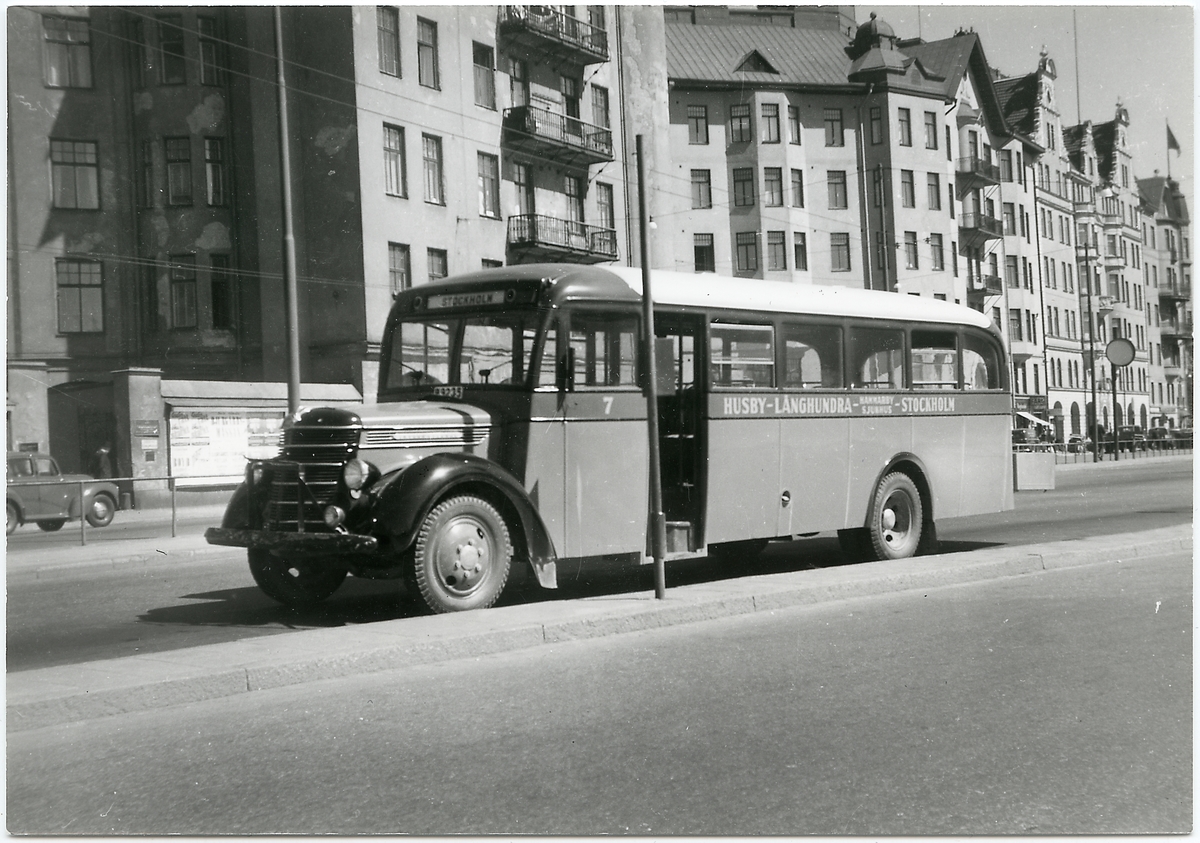 Buss som trafikerar linjen Husby - Långhundra - Stockholm.