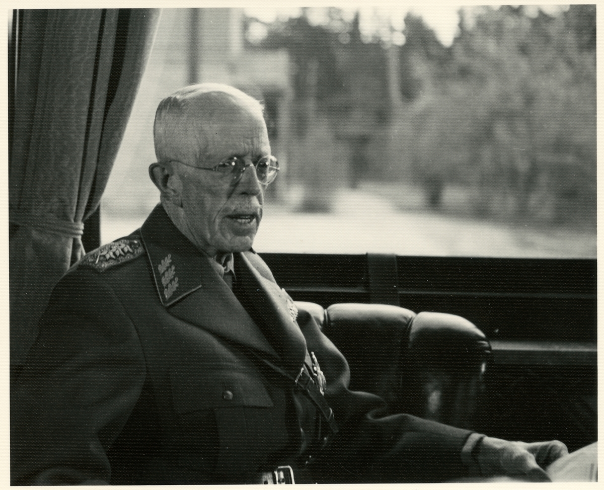 Konung Gustaf V i kungliga vagnen.