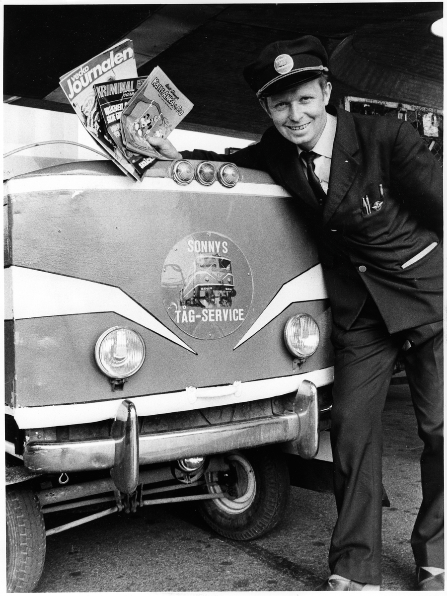 Sonny Hultberg sålde tidningar och godis på tågen i 50 år. Mest känd för allmänheten var han för sin skåpmoped där fronten såg ut som ett Rc-lok.