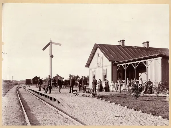 Hofsta Stationshus Med Personal Och Resande Framför år 1900. Text På ...