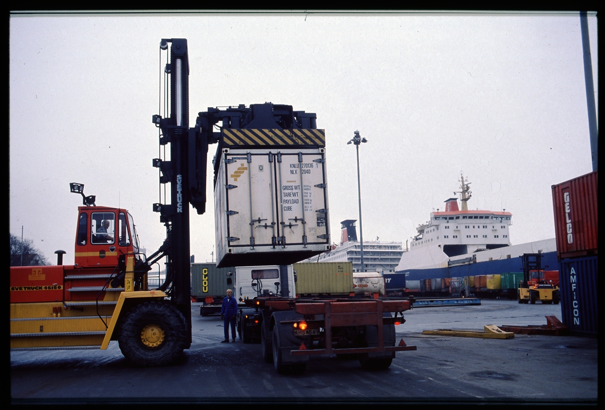 Lastning med containertruck av typ Svetruck 45150.