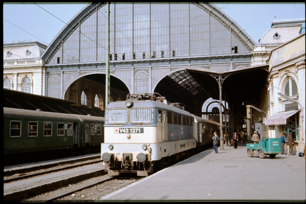 Budapest-Keleti järnvägsstation i Ungern. Ellok V43 1271.