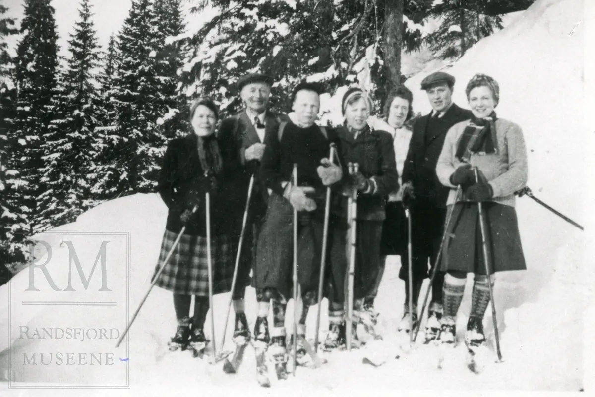 7 personer på skitur vinteren 1946.