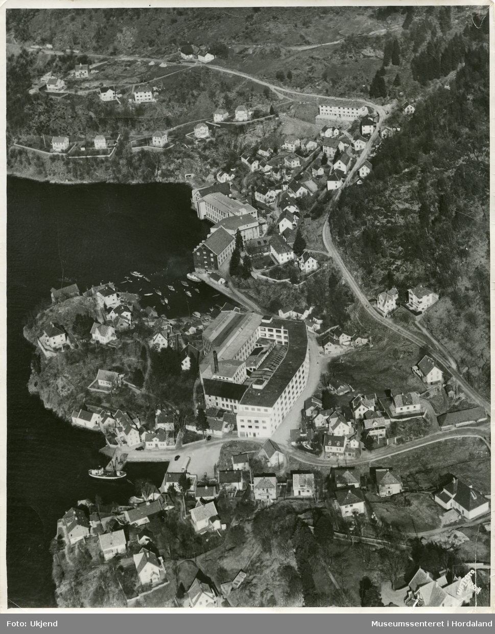 Oversiktsbilete av Salhus utanfor Bergen, ca. 1950. Salhus Væverier midt i biletet, Salhus Tricotagefabrik bak denne.