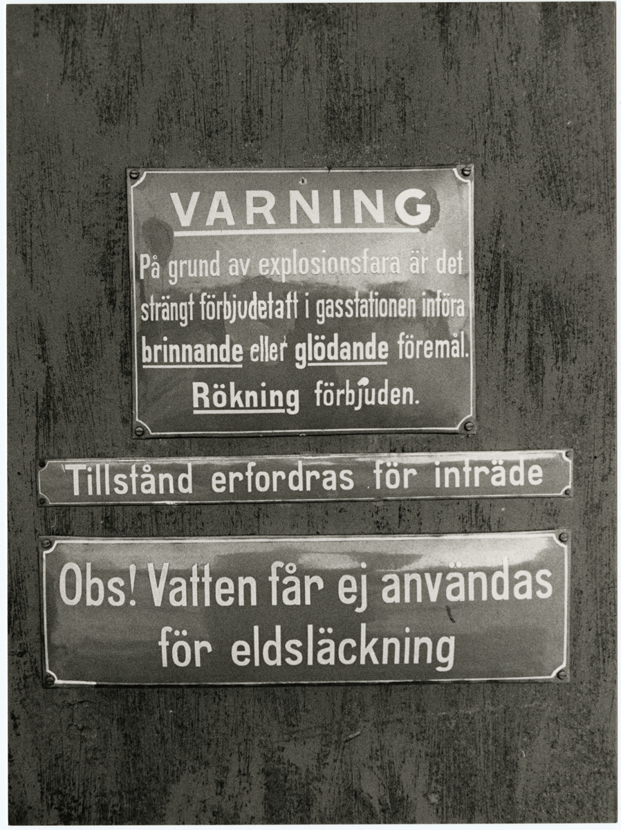 Varningskylt vid Trafikaktiebolaget Grängesberg - Oxelösunds Järnvägar, TGOJ gasstation på Eskilstuna C.