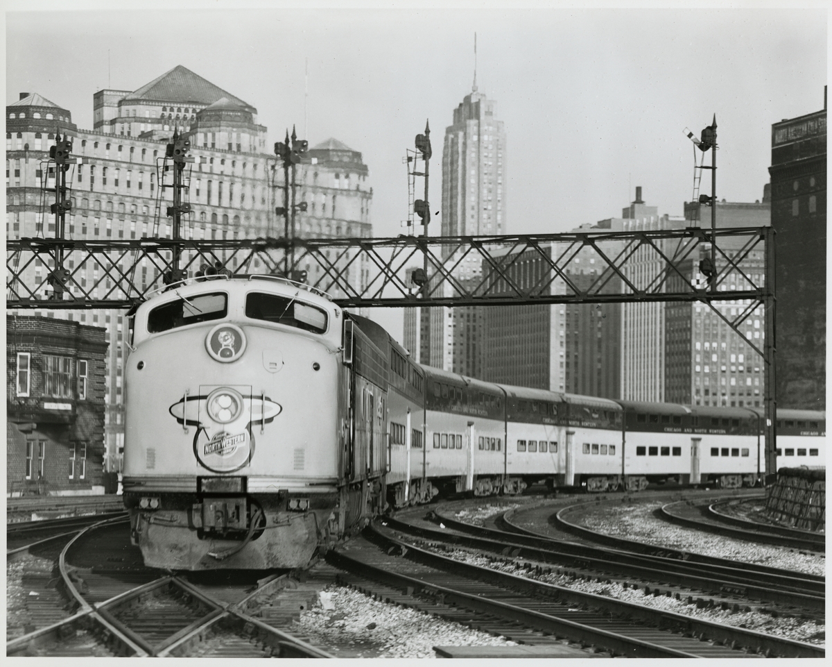 Ett Chicago and North Western Railway, CNW persontåg lämnar Chicago.