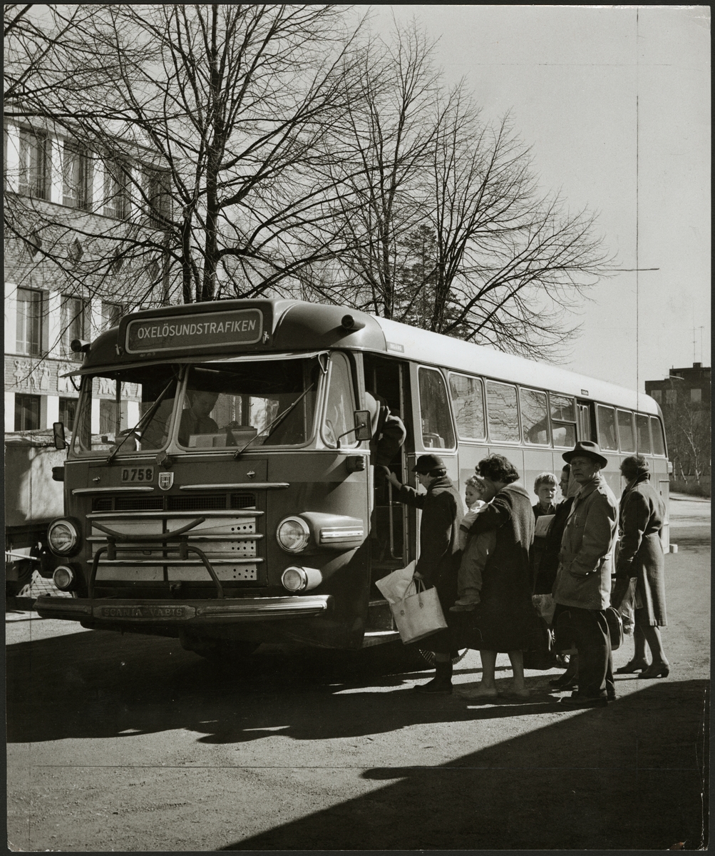 Trafikaktiebolaget Grängesberg - Oxelösunds Järnvägar, TGOJ buss och påstigande passagerare på okänd ort.