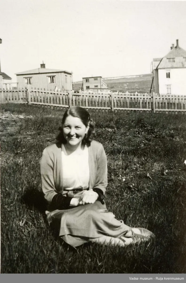 Anny Pedersen i hagen ved antatt, Amtmannsgt. 7 i Vadsø sommeren 1939.