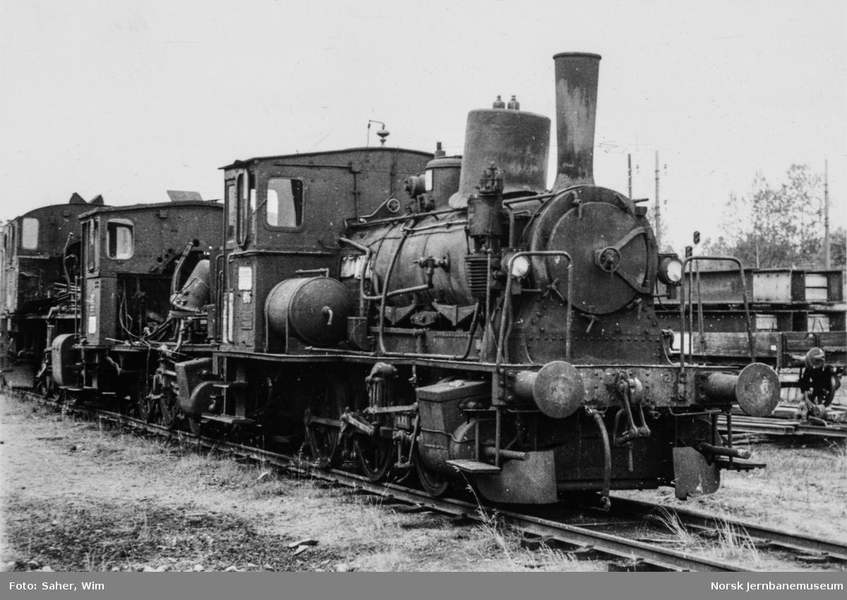 Damplokomotiver på Grorud Verksted. Nærmest type 25e nr. 486 (hensatt), 25a nr. 227 (til revisjon) og type 40a nr. 462 (utrangert).