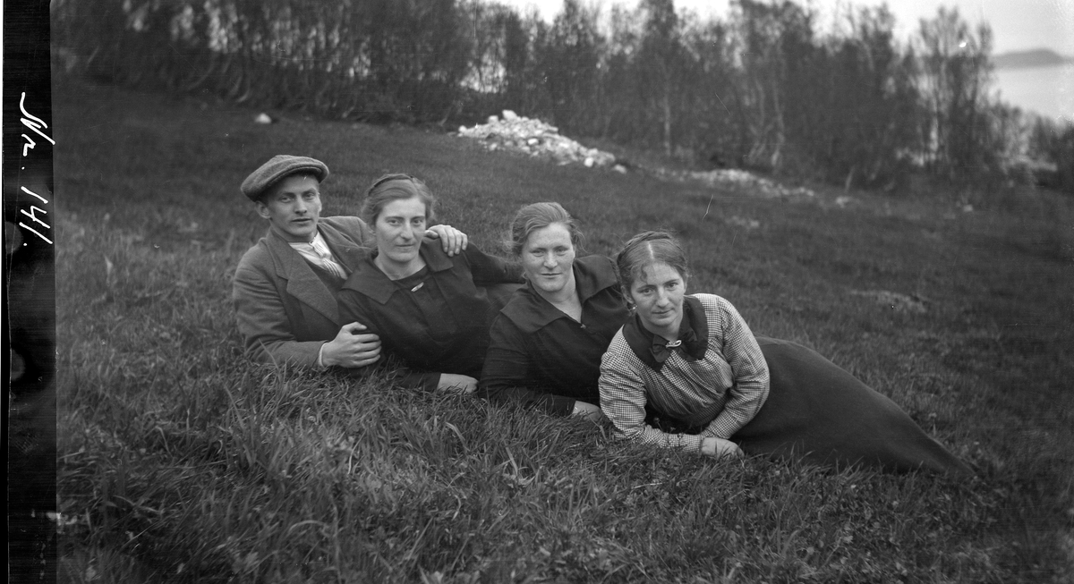 Gruppebilde av en mann og tre kvinner som ligger i en skråning.
