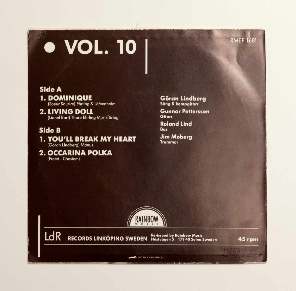 EP-skiva av svart vinyl med röd pappersetikett, i omslag av papper. Omslagets framsida har ett svart-vitt fotografi av bandet, och märkning "LdR Records". På omslagets baksida finns låttitlarna, och uppgift "VOL. 10".

Innehåll
Sid A:
1. Dominique
2. Living doll
Sida 2:
1. Yoy'll break my heart
2. Occarina polka

JM 55358:1, Skiva
JM 55358:2, Omslag
