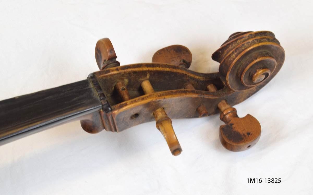 Medelstor Cello tillverkad av Peter Hellstedt i Stockholm 1755. Stallet löst. Strängar saknas. På baksida cellon märkt "S. HEL".