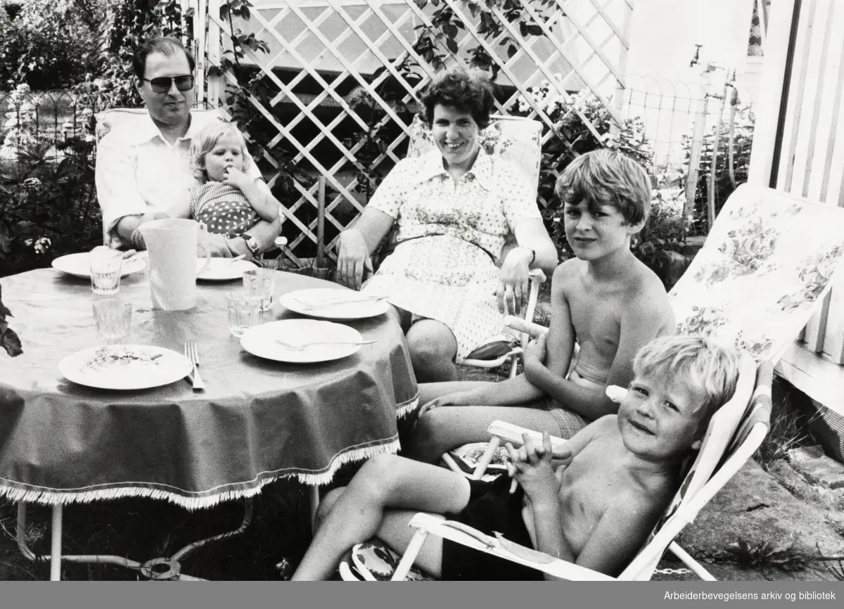 Etterstad Kolonihage. Familien Follegg. August 1978