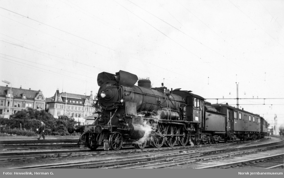 Damplokomotiv type 30b nr. 364 med persontog fra Oslo Ø til Otta, tog 307