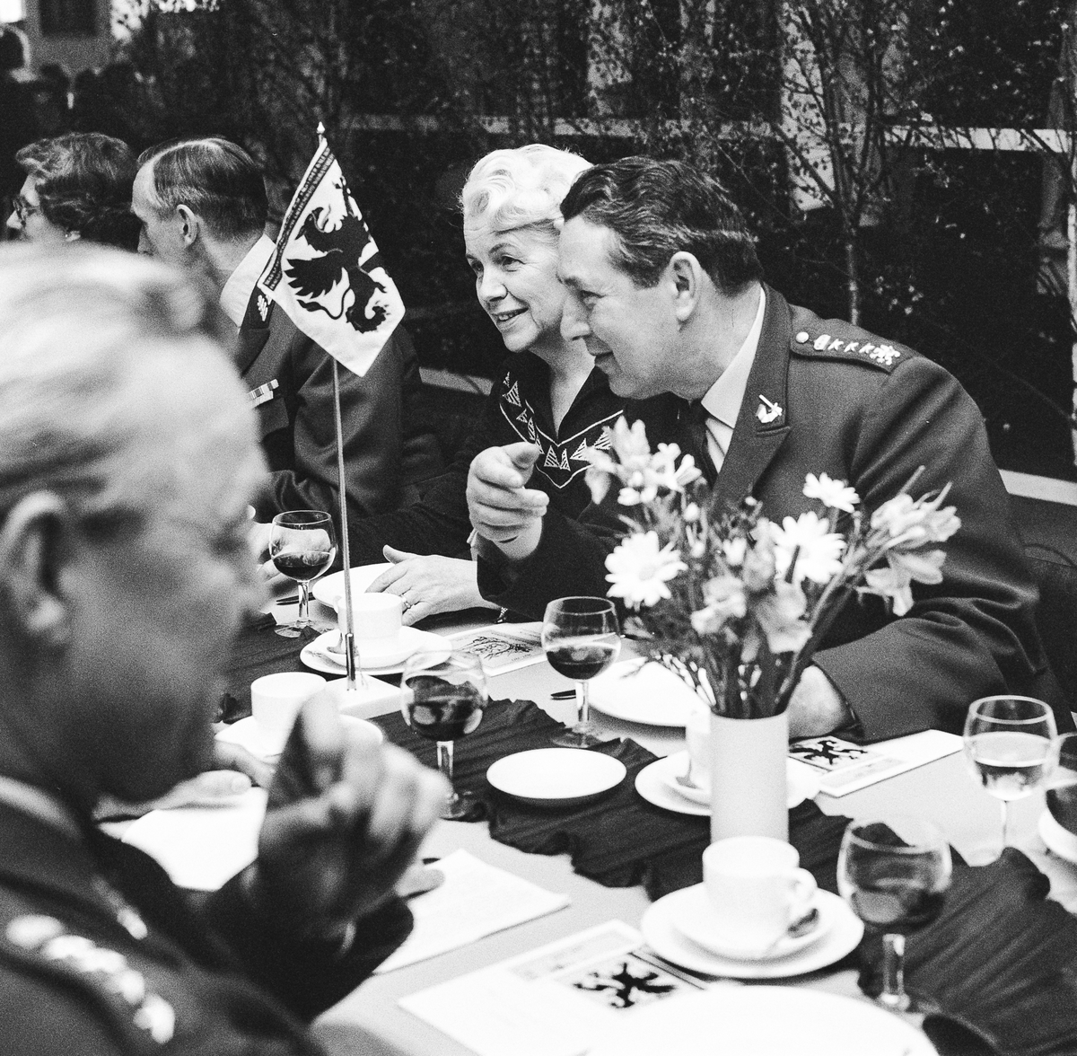 Regementschefen, öv1. Nils Stenqvist i förgrunden. Utbildningschefen, överste Ragnar Tauvon med hustru på andra sidan bordet.