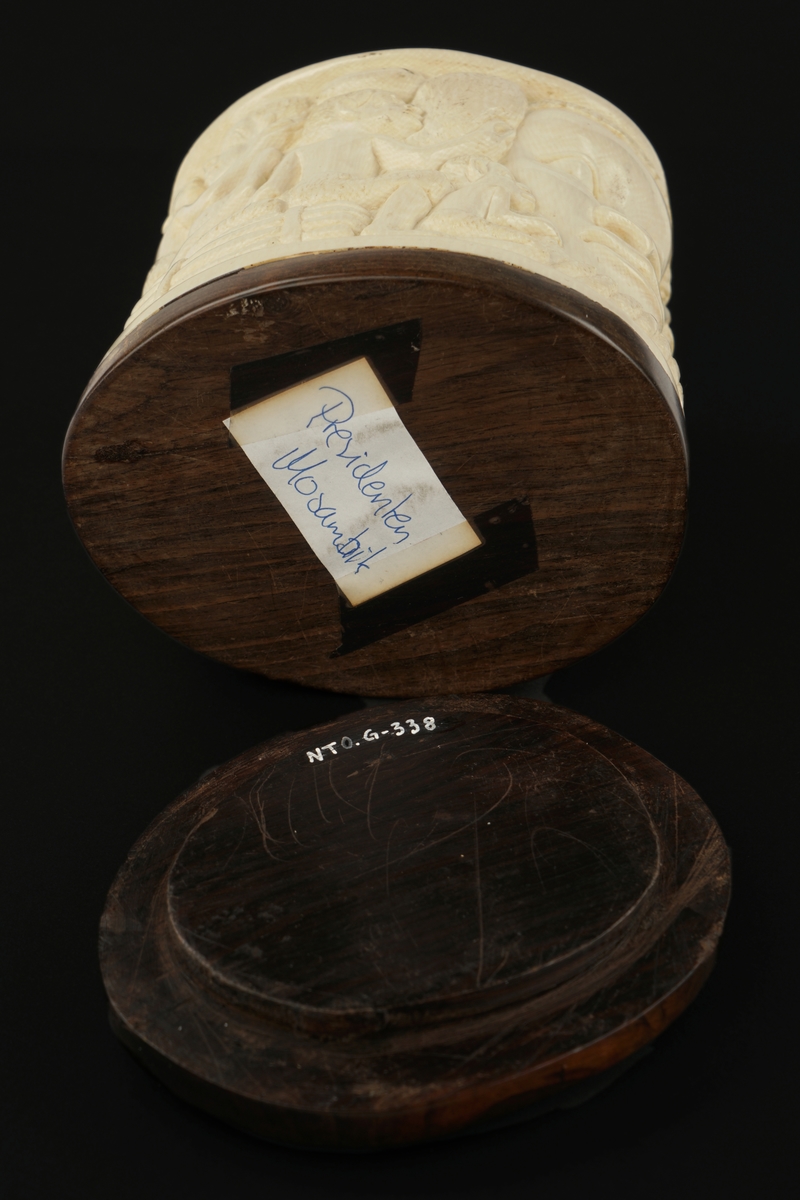 1 stk. elfenbenskrukke med lokk av ibenholt