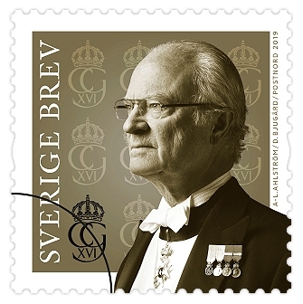 Självhäftande frimärke i rulle med motiv av kung Carl Gustaf. Valör Brev.