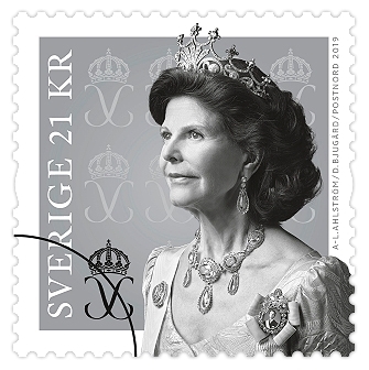 Självhäftande frimärke i rulle med motiv av drottning Silvia. Valör 21 kr.