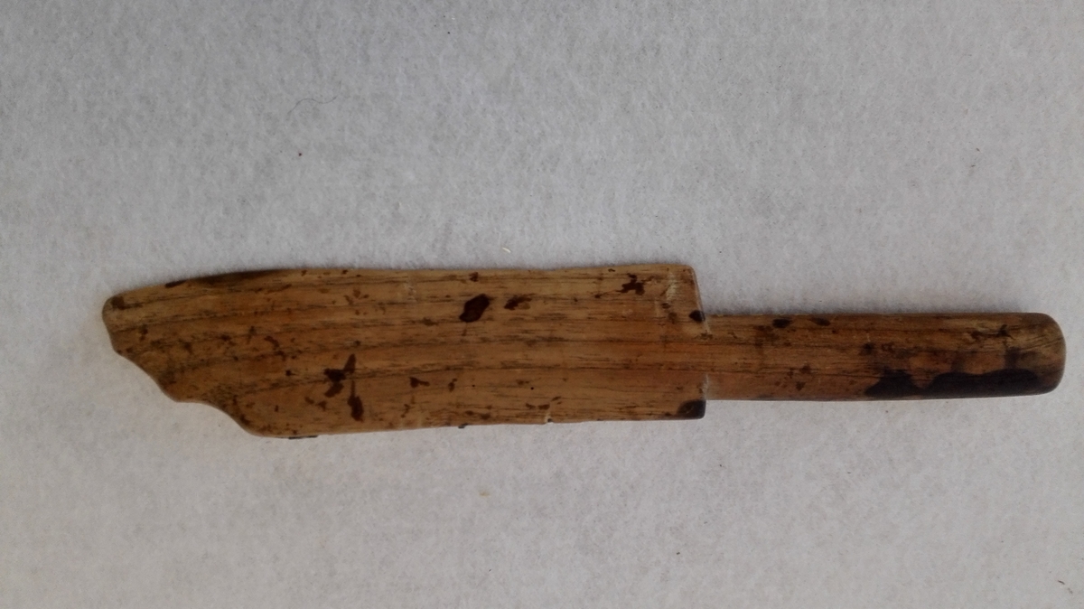 1 vevkniv

Vevkniv av asketræ formet som en kniv med noget tyk rygg. Vevkniven blev benyttet til baandvæv og er ca 100 aar gammel. 
Paa ryggen indskaaret + EIDW + og i bokstaverne indfældt bly (heldt smeltet bly). Bokstaverne betyr Engeborg JonsDatter Wevletvet.

Kjöpt av Brita J. Romslo, Haus.