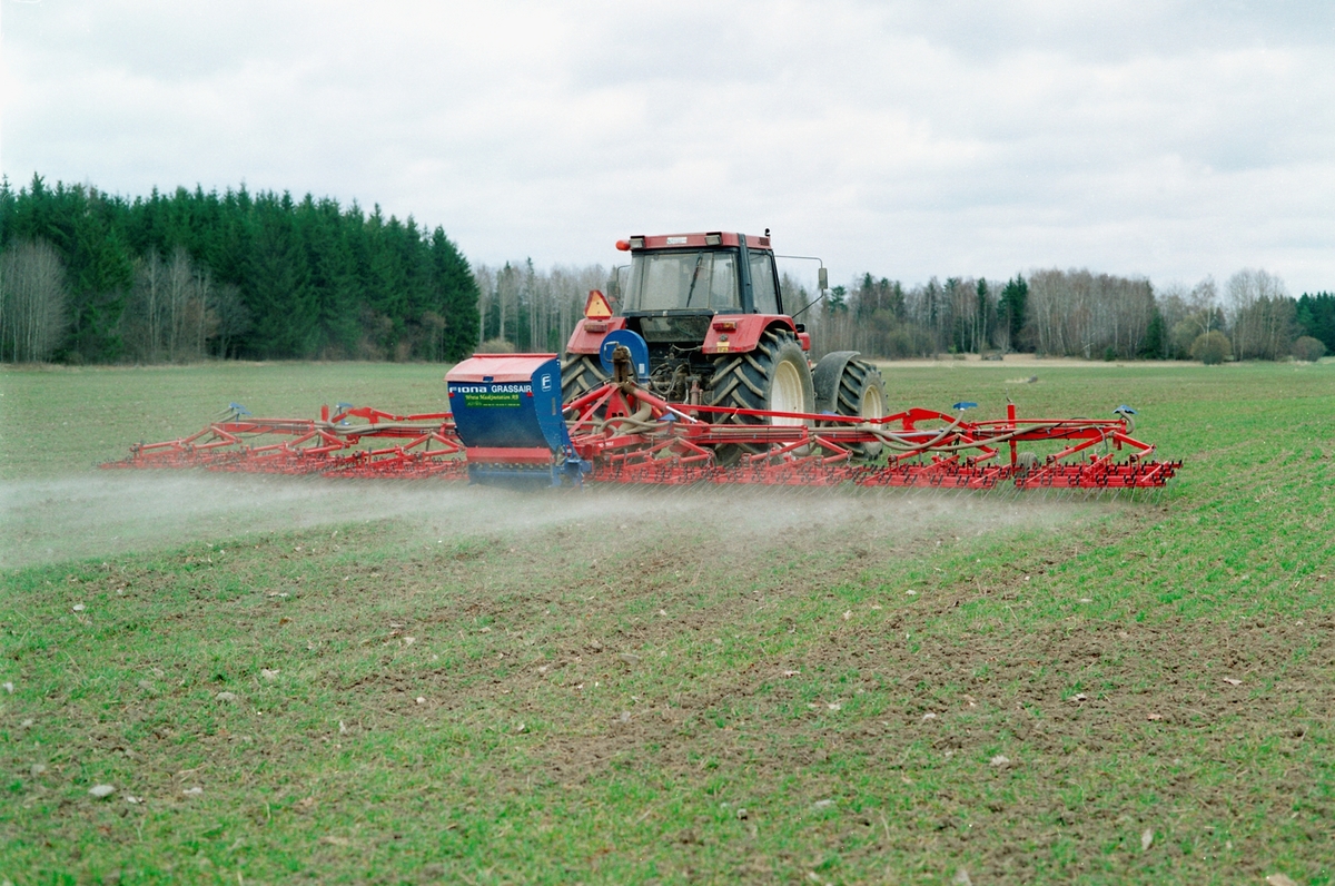 Jordbrukare Anna-Karin Olofsdotter kör traktor utrustad med fjäderharv, Skuttunge, Uppland 2002