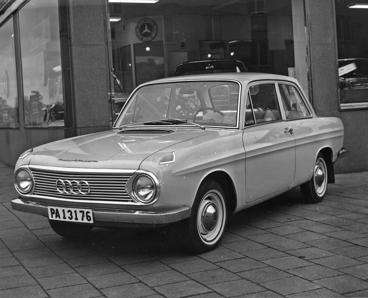 En bil av märket Audi står utanför Philipsons bilförsäljning på Göteborgsvägen 16.