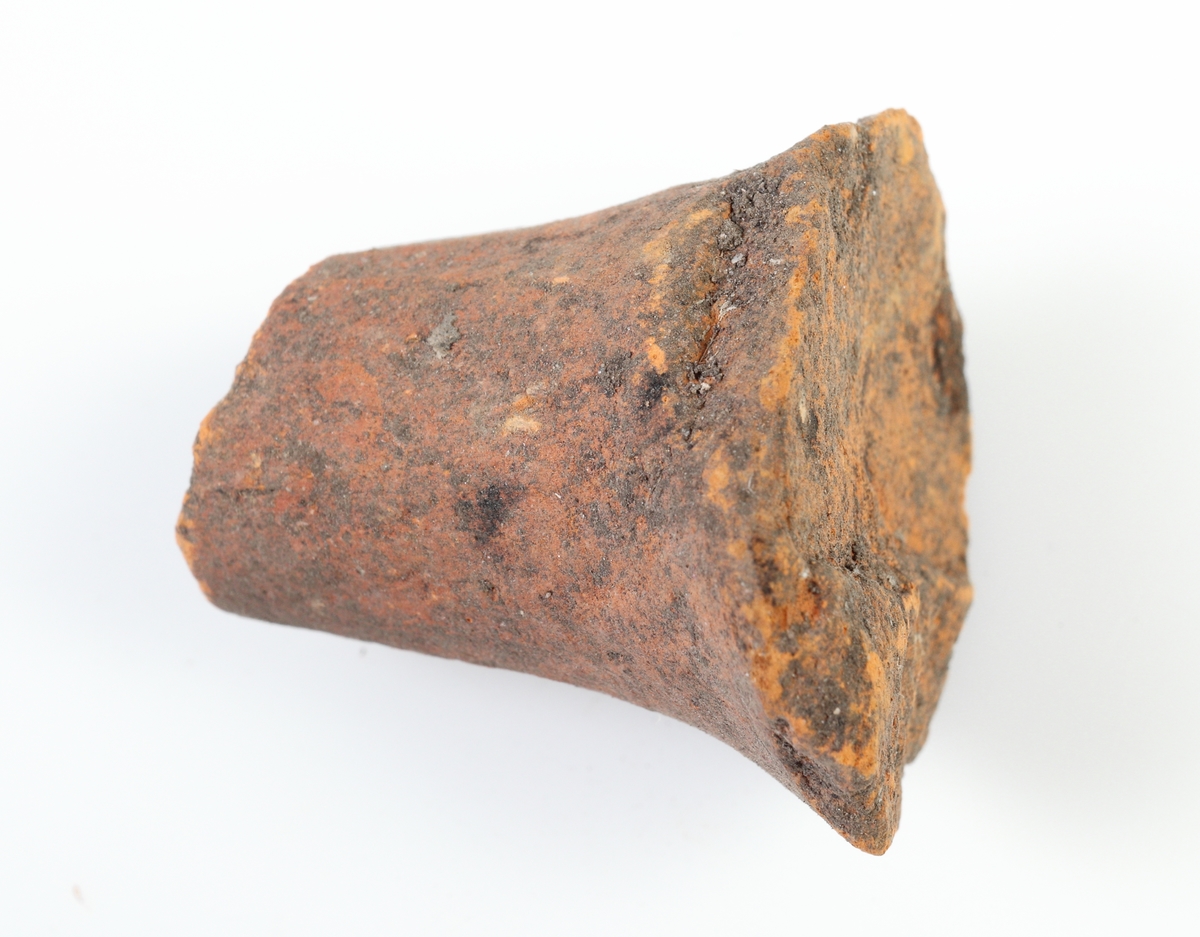 Fragment av koniskt ben, sannolikt från en trebensgryta i yngre rödgods. Benet avbrutet. Tillverkad i södra Skandinavien.