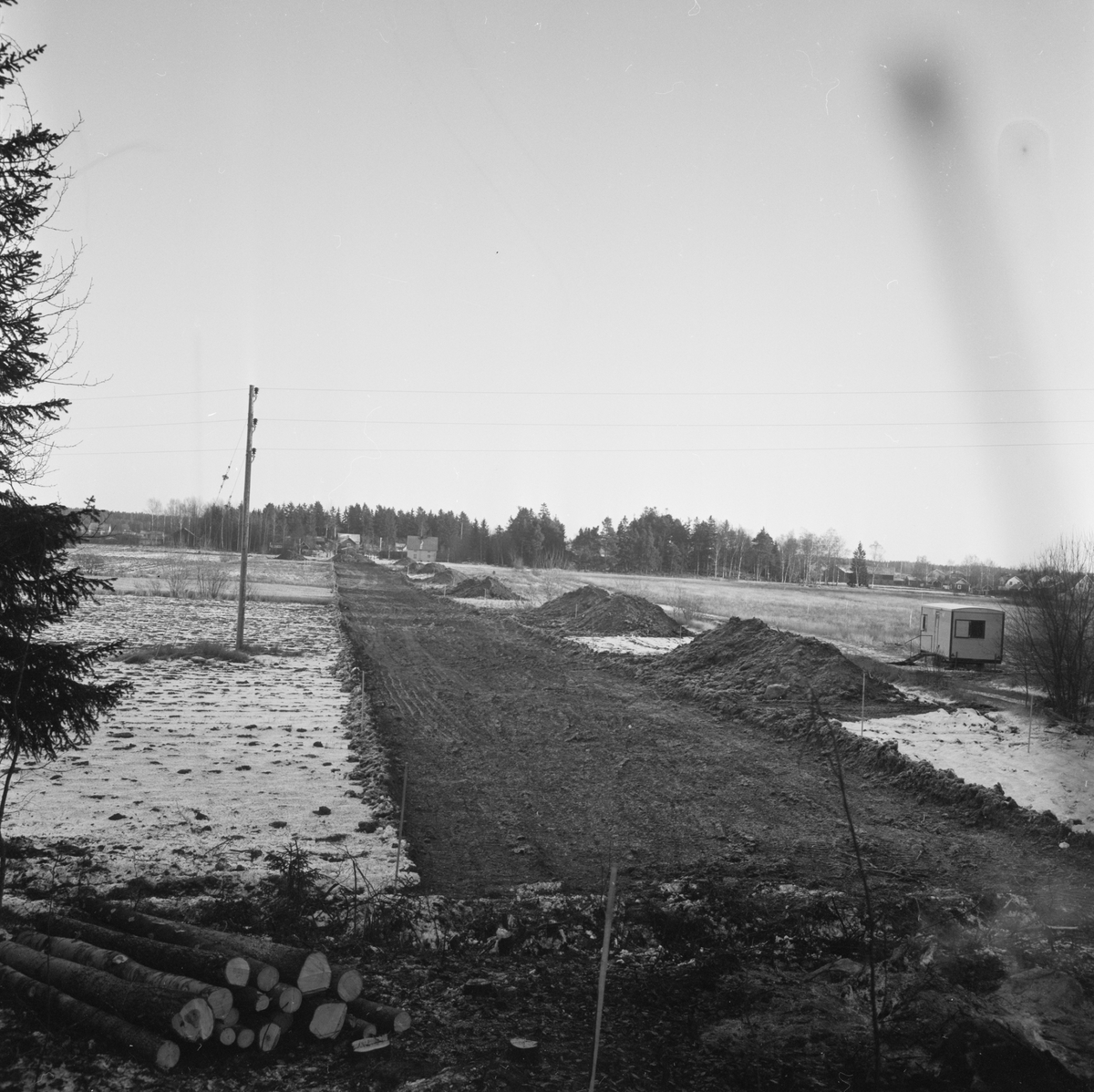 Gator och ledningar i Vallskoga. AMS-projekt för 800 000 i Tierp, Tolfta socken, Uppland, november 1971