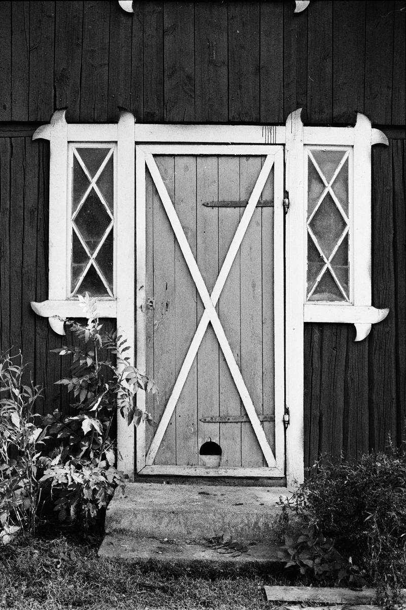 Dörr och fönster, sannolikt på ekonomibyggnad, tillhörande Inger och Artur Wallén, Sävasta, Altuna, Uppland september 1988