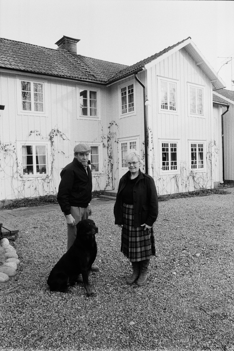 Artur och Inger Wallén framför mangårdsbyggnaden tillsammans med hunden Odo, Sävasta, Altuna, Uppland oktober 1988