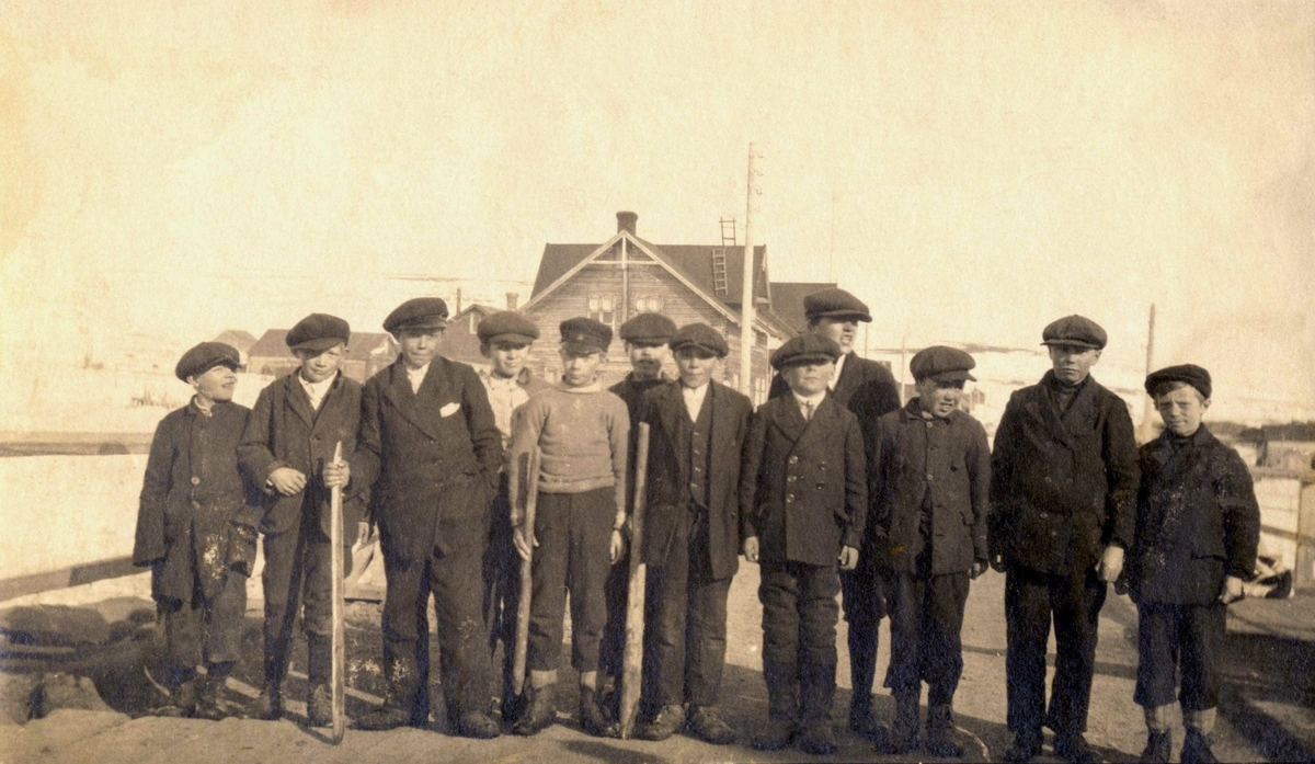 "Kvengutter i Vadsø 1917-1918" er skrevet under bildet i motatt album. Guttene står i Vardøveien.