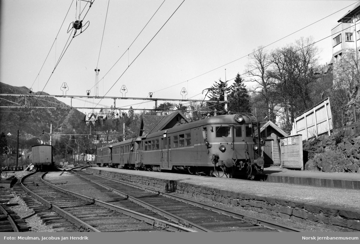 Motorvogn type Cmeo 105c (senere 65c) med lokaltog fra Bergen til Nesttun på Fjøsanger stasjon.