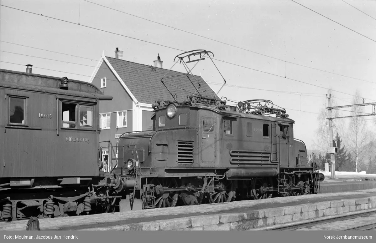 Elektrisk lokomotiv type El 1 nr. 2010 med tog til Notodden på Hjuksebø stasjon.