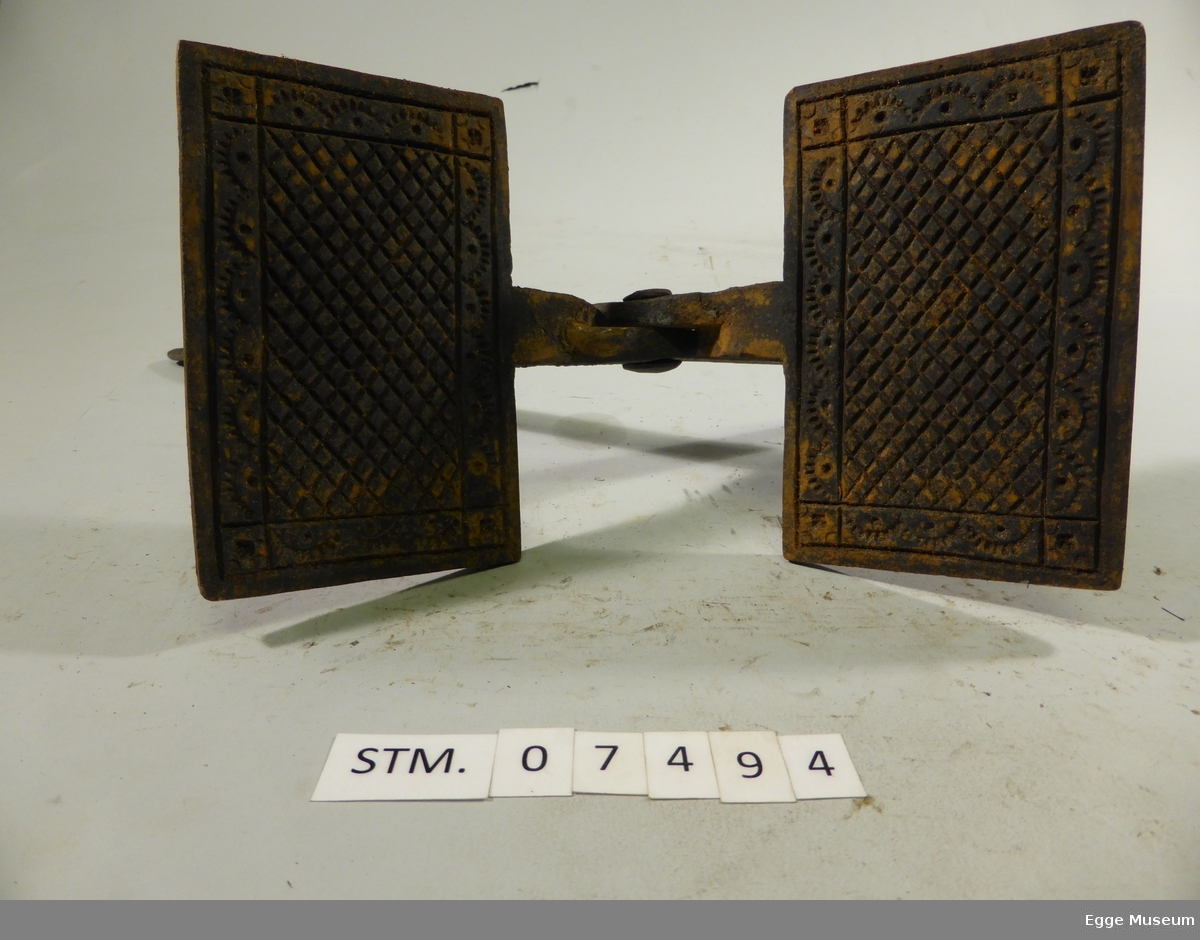 Form:  "Plater" m/mønster på innsiden, langt handtak
