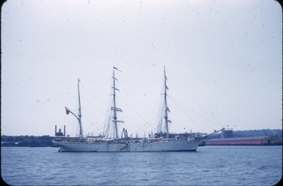 Skoleskipet STATSRAAD LEHMKUHL på tur til USA i 1952. Antagelig ved Hudson River, New York.