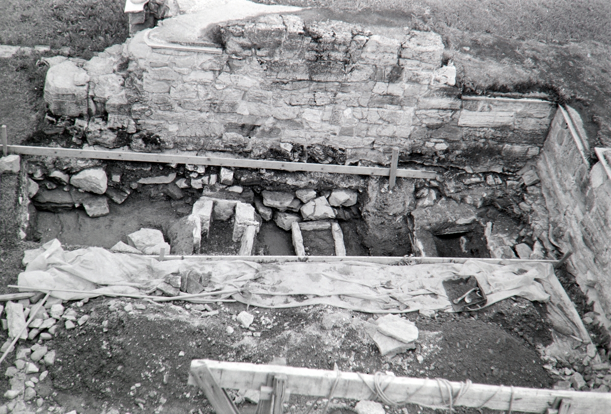 Domkirkeruinen, arkeologisk undersøkelse i nordre tverrskip i 1970. Oversikt over utgravningsfeltet.