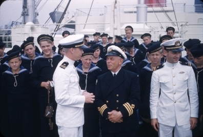 Kadetter, offiserer og kaptein Corneliussen på skoleskipet STATSRAAD LEHMKUHL.