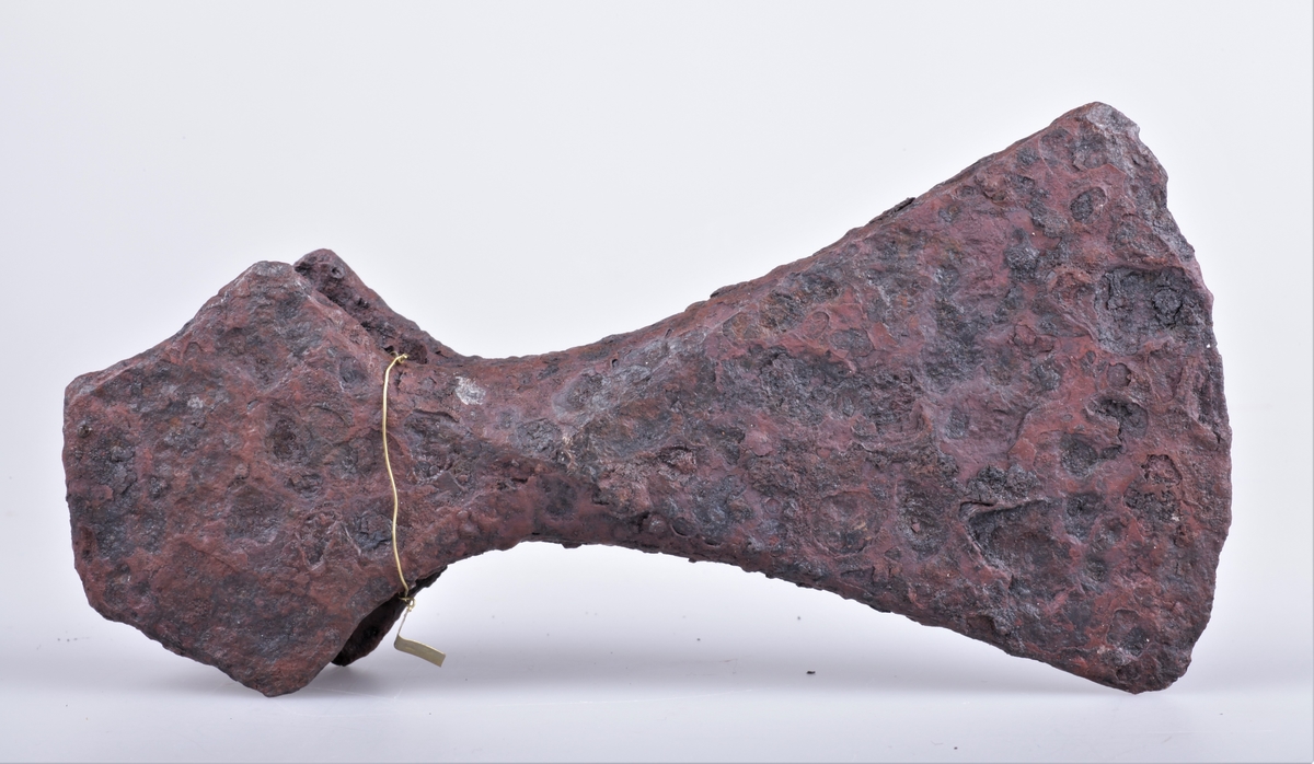 Øks av jern fra vikingtiden, type G fra Jan Petersens "De norske vikingesverd". Gravfunn fra vikingetiden fra Dyste, Kolbu.