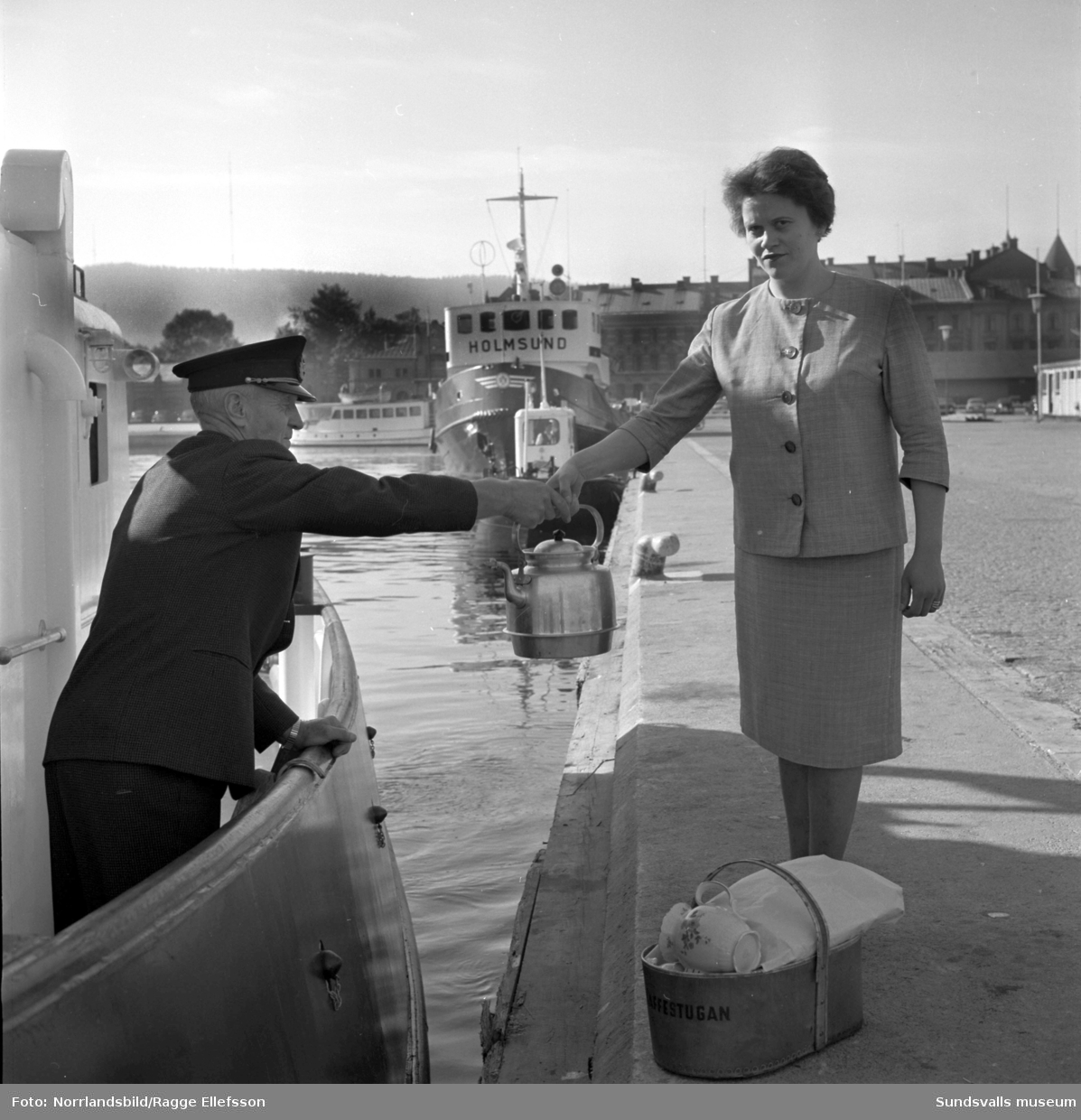 SCA:s nya bogserbåt Christopher Kramm. På bild 2 levererar en dam från Kaffestugan en fikakorg till kaptenen.
