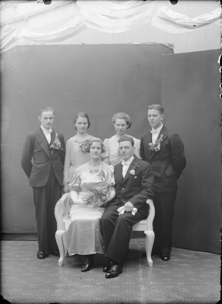 Ateljéporträtt - brudparet Holger och Ingeborg Lövgren med följe, Alunda, Uppland 1937