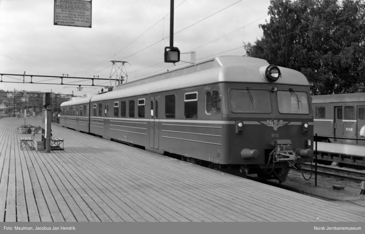 Prøvekjøring av nylevert elektrisk motorvognsett type 69 på Lillestrøm stasjon. Motorvogn BM 69 01 med styrevogn BS 69 61 (opprinnelig nummerering) var første motorvognsett av denne typen.