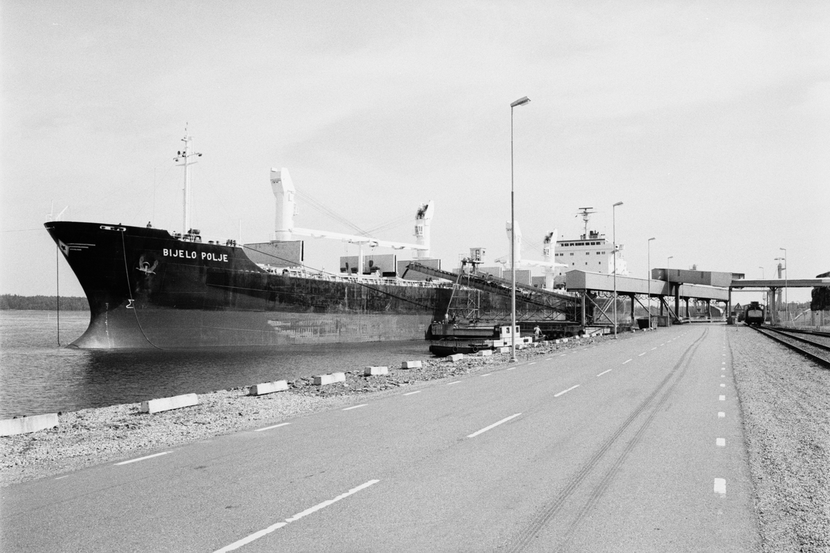 Malmen lastas på malmfartyget Bijelo Polje vid kajen i Hargshamn, Harg, Uppland augusti 1991