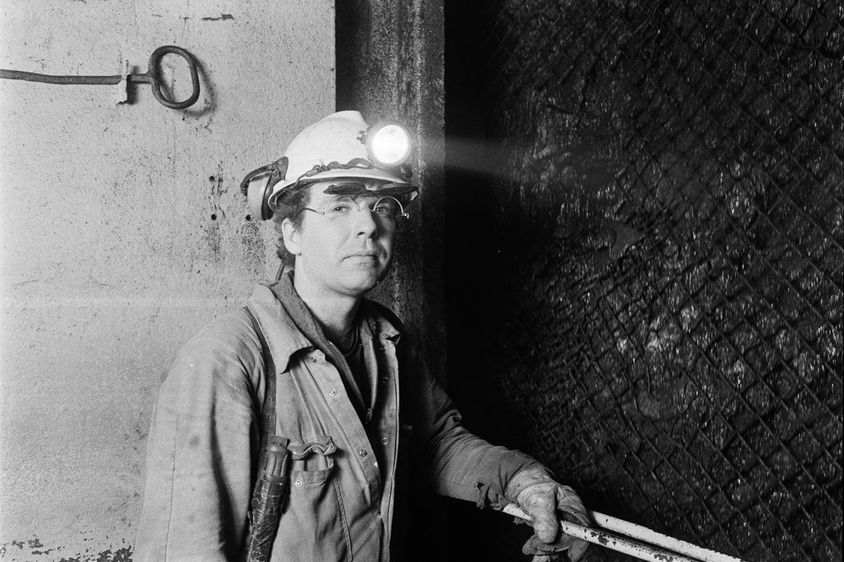 Gruvbyggare Björn Karberg i gruvhissen, gruvan under jord, Dannemora Gruvor AB, Dannemora, Uppland oktober 1991
