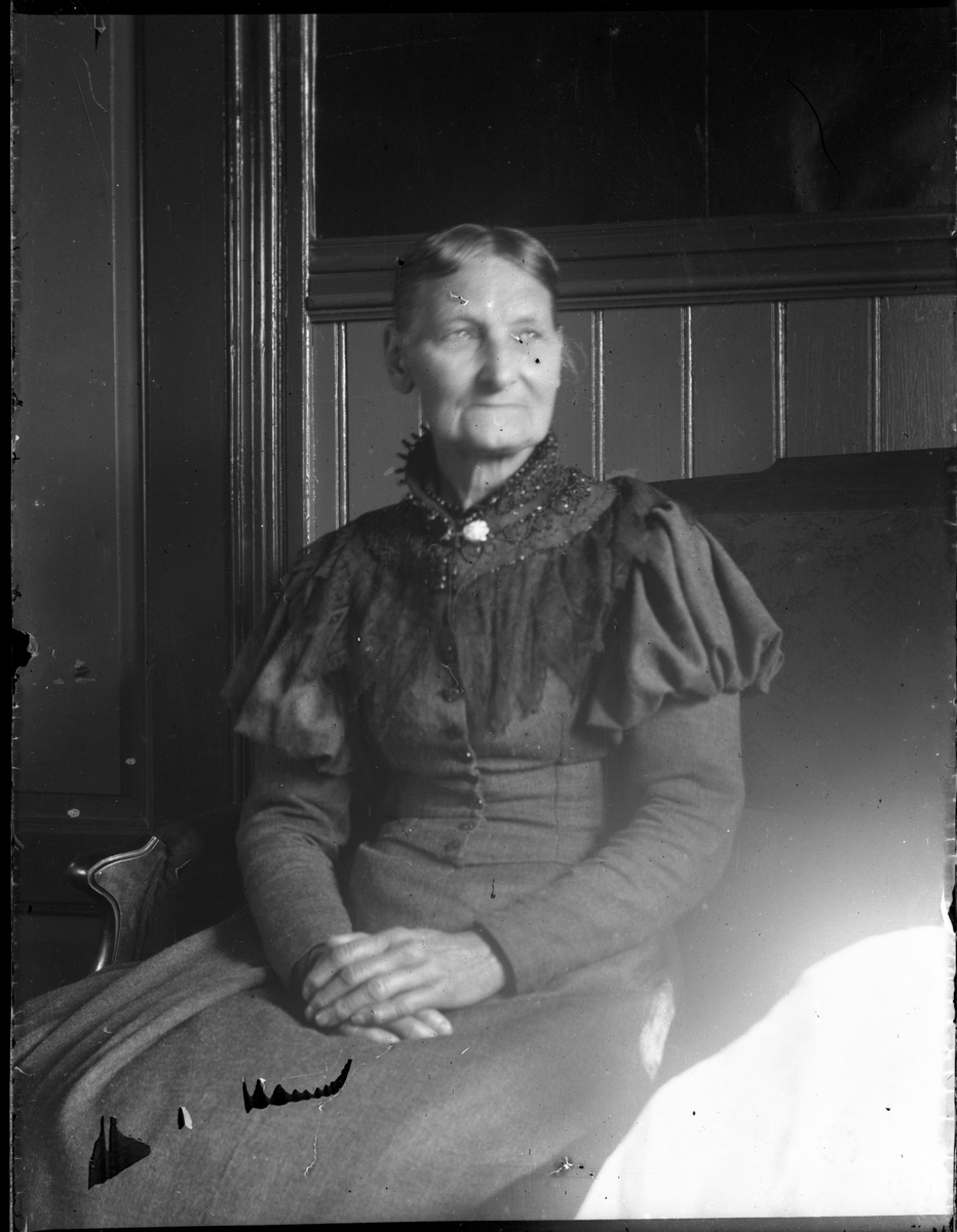 Portrett av eldre kvinne tatt på 1890-tallet

Antatt fotosamling etter Anders Johnsen.