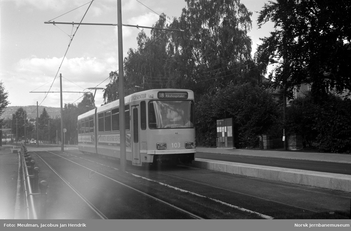 Oslo Sporveier sporvogn (motorvogn) S79 nr. 103 ved den nye holdeplassen ved Blindern på linjen til Rikshospitalet.
